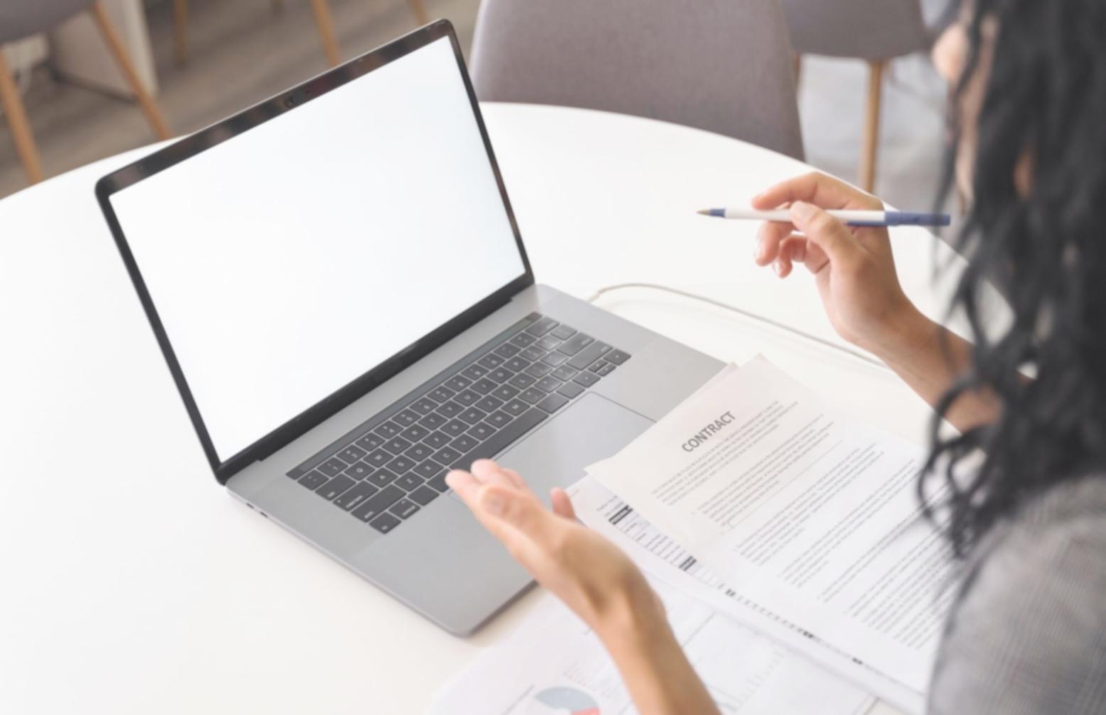 Análisis financiero moderno con gráficos y datos